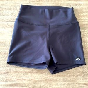 ALO yoga 5” High-Waist Biker Black Shorts - Medium
